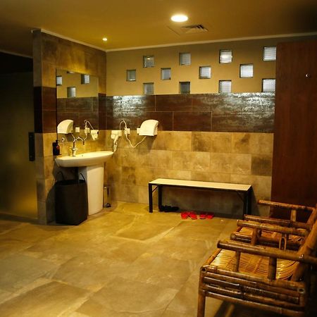 Kiriri Garden Hotel บุจัมบุรา ภายนอก รูปภาพ