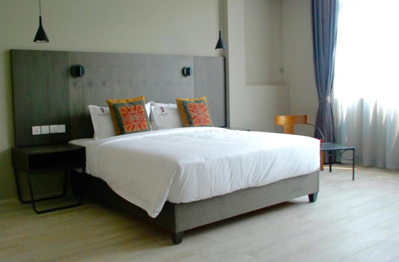 Kiriri Garden Hotel บุจัมบุรา ภายนอก รูปภาพ