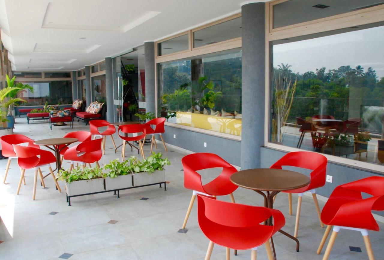 Kiriri Garden Hotel บุจัมบุรา ภายนอก รูปภาพ