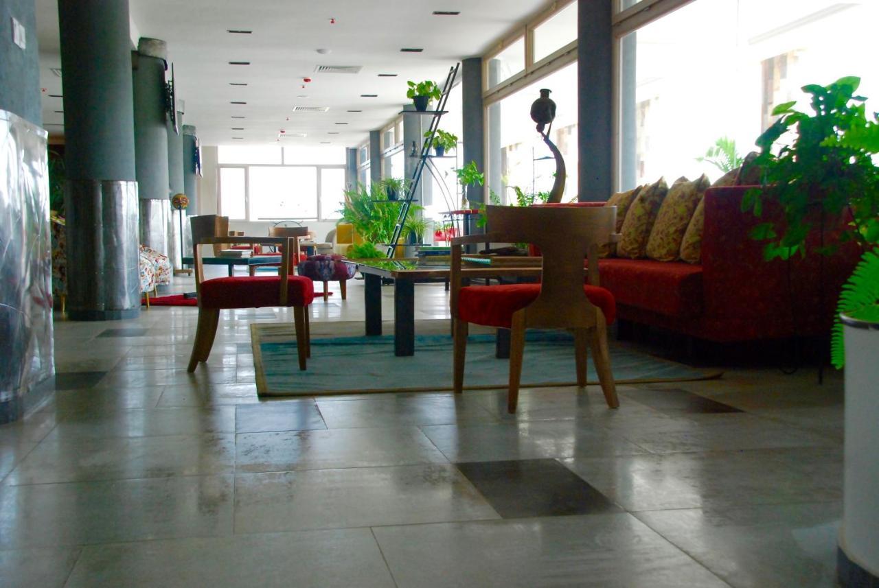 Kiriri Garden Hotel บุจัมบุรา ภายนอก รูปภาพ