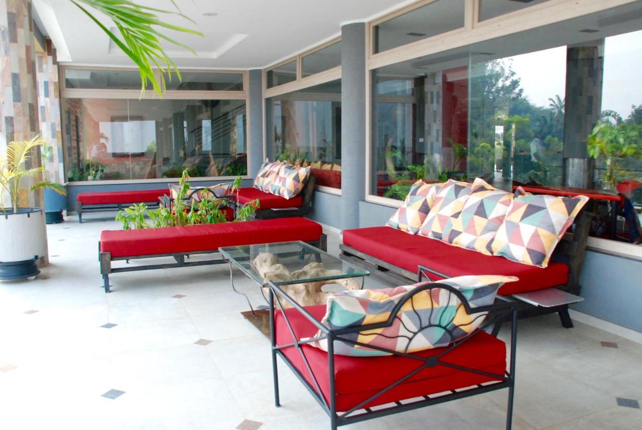 Kiriri Garden Hotel บุจัมบุรา ภายนอก รูปภาพ