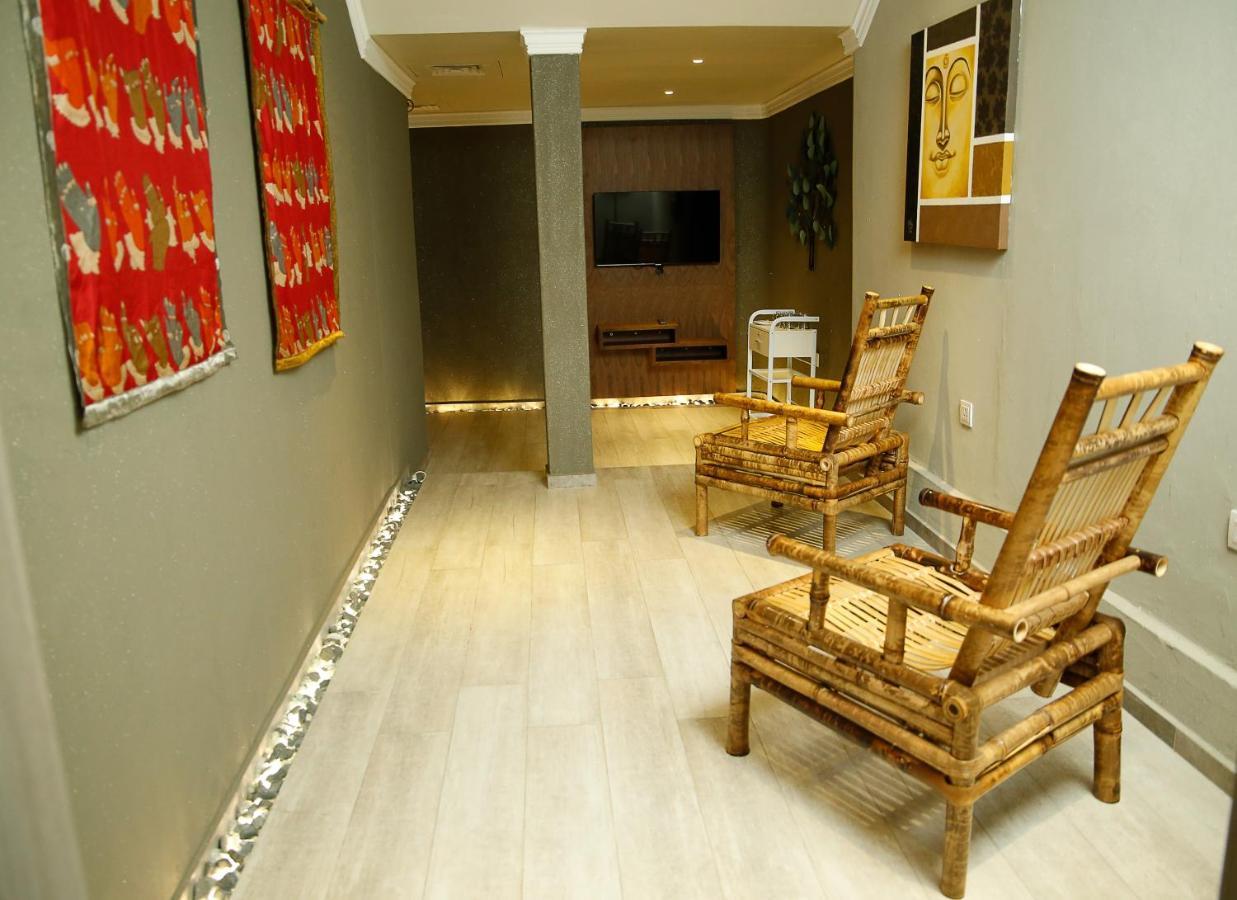 Kiriri Garden Hotel บุจัมบุรา ภายนอก รูปภาพ