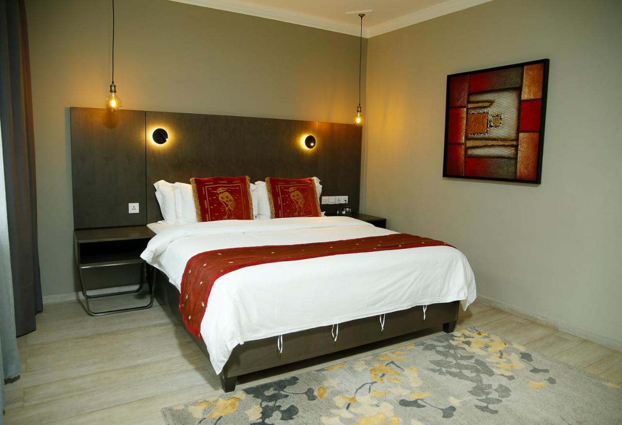 Kiriri Garden Hotel บุจัมบุรา ภายนอก รูปภาพ