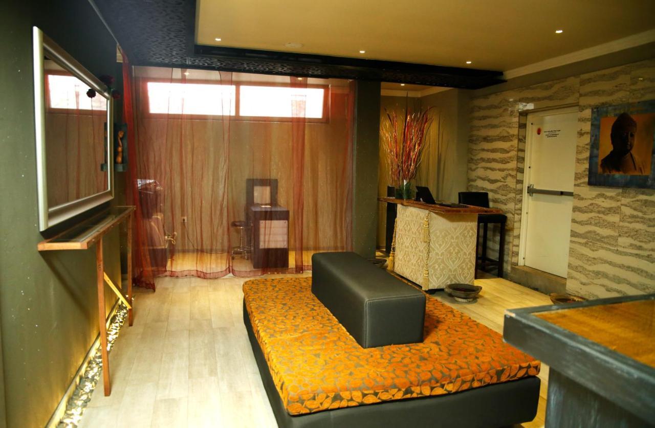 Kiriri Garden Hotel บุจัมบุรา ภายนอก รูปภาพ