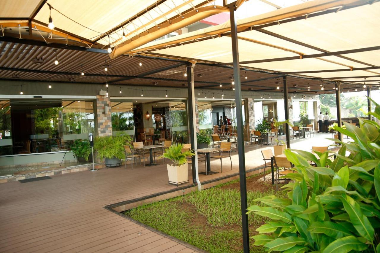 Kiriri Garden Hotel บุจัมบุรา ภายนอก รูปภาพ