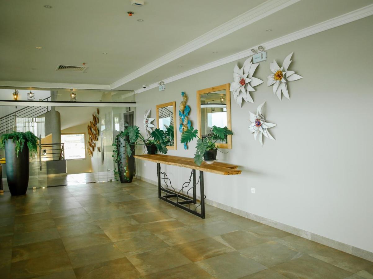 Kiriri Garden Hotel บุจัมบุรา ภายนอก รูปภาพ