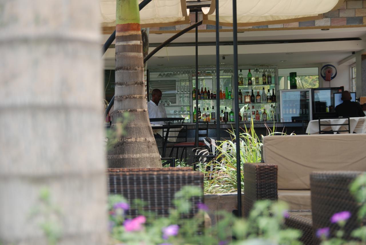 Kiriri Garden Hotel บุจัมบุรา ภายนอก รูปภาพ