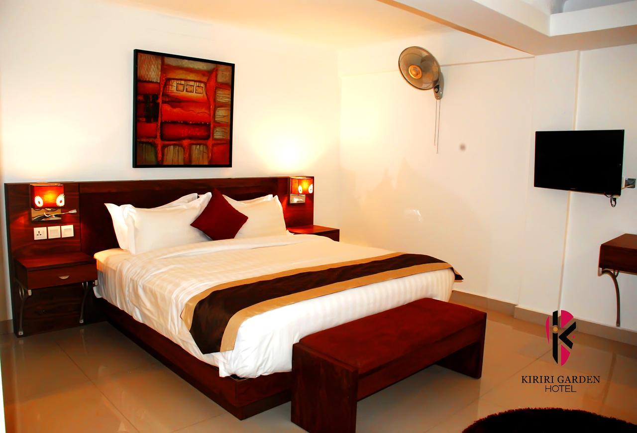 Kiriri Garden Hotel บุจัมบุรา ภายนอก รูปภาพ